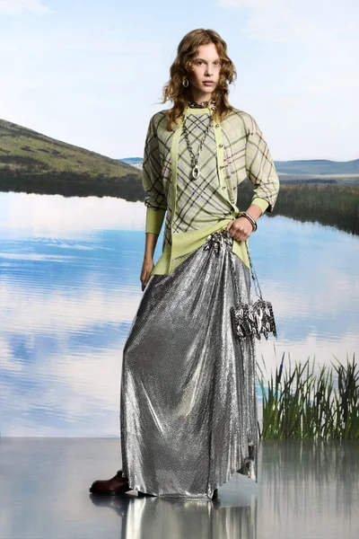 Look 16
